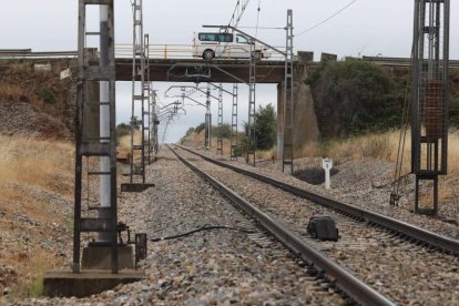 Tramo de la línea ferroviaria que conecta León con Ponferrada. RAMIRO