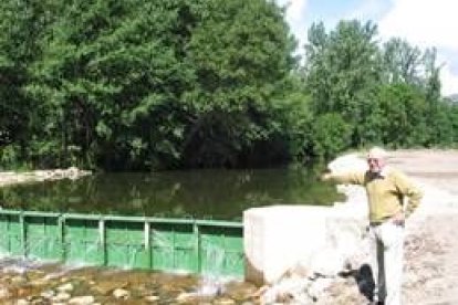 José Luis Alonso muestra la obra realizada en uno de los márgenes del río Duerna