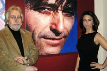 El artista Antoni Miró junto a Eugenia Eiriz, viuda de Antonio Gades, ante uno de los retrados del b