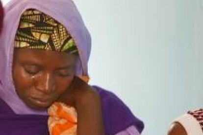 La hija de Amina Lawal contempla el llanto de su madre, condenada a morir lapidada