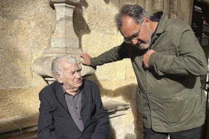 Antonio Gamoneda y Eduardo López Casado, ayer, charlan en un descanso del acto Poetas en Red. PILAR LÓPEZ