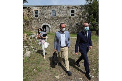 El consejero de Cultura, a su llegada a Montes, ayer. L. DE LA MATA