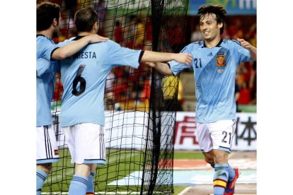 Juan Mata, Andrés Iniesta y David Silva celebran el gol del manchego logrado en La Cartuja ante la China de Camacho.