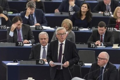 Juncker (centro) pronuncia su discurso durante el debate sobre el resultado de la última cumbre y el bloqueo del tratato comercial con Canadá, en el pleno de la Eurocámara, este miércoles, en Estrasburgo.