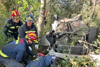 Bomberos de León en el momento del rescate de un conductor atrapado en el interior de su vehículo. BOMBEROS DE LEÓN