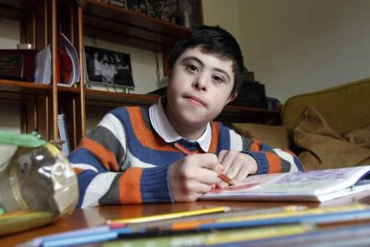 Rubén realiza tareas escolares en casa y acude a diario a una ludoteca y a Amidown.