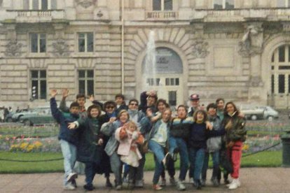 Pedro, con cazadora de colores, con compañeros de 3º de BUP en un viaje a París en 1988. DL