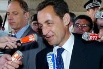 Sarkozy, ministro de Interior francés, atendiendo a los medios de comunicación