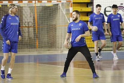 Malasinskas, a la izquierda, conversa con su compatriota Virbauskas en uno de los últimos entrenamientos del Ademar. MARCIANO PÉREZ