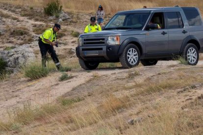 Guardias civiles recrean el suceso con un coche igual. JOSÉ DEL OLMO