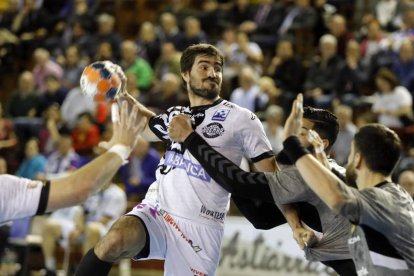 El central argentino Sebas Simonet, durante el encuentro ante Cuenca. MARCIANO PÉREZ