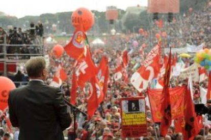 El líder del mayor sindicato italiano se dirige a los manifestantes