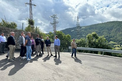 El consejero de Medio Ambiente, Vivienda y Ordenación del Territorio, Juan Carlos Suárez-Quiñones, visita las obras de mejora del camino entre Robles de Laciana y Sosas de Laciana. JCYL