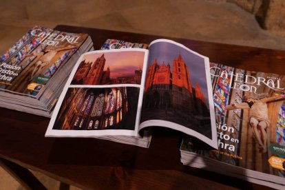 La revista incluye las mejores fotos de la Catedral. J. FERNÁNDEZ ZARDÓN