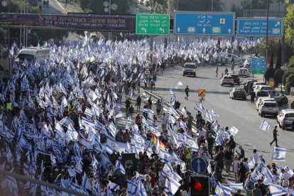 Miles de israelíes marchan a pie por la Autopista 1 entre Tel-Aviv y Jerusalén, ayer. ABIR SULTAN