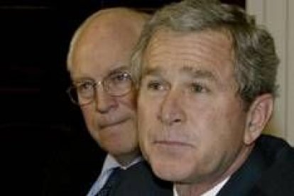 El vicepresidente Cheney y el presidente Bush en una foto de archivo tras una rueda de prensa