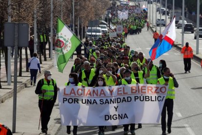 Decenas de vecinos recorrieron kilómetros hace escasos días para exigir una asistencia sanitaria digna en Villablino. ANA F. BARREDO