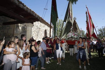 Momento en el que la imagen entra en la ermita entre los vítores de la gente. RAMIRO