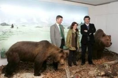 Juan Muñiz, de Caja Cantabria, Blanca Arias, del Colegio de Arquitectos, y Guillermo Palomero (FOP)