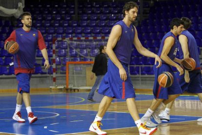 Marc y su hermano Pau Gasol, durante un entrenamiento con el Barcelona. TONI ALBIR