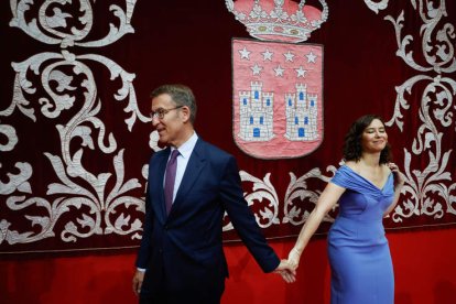 Feijóo y Ayuso ayer, en la toma de posesión como presidenta de la Comunidad de Madrid. JAVIER LIZÓN