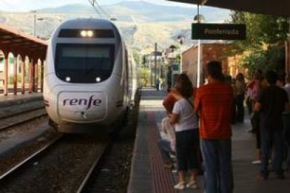 La imagen muestra la primera llegada del Alvia a la estación de tren de Ponferrada, pero el Ayuntami