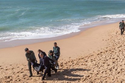 Guardia Civil carga el cadaver de uno de los fallecidos