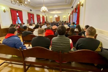 Estudiantes de FP y de la Facultad de Derecho se quedaron sin poder ver el juicio. MAZ