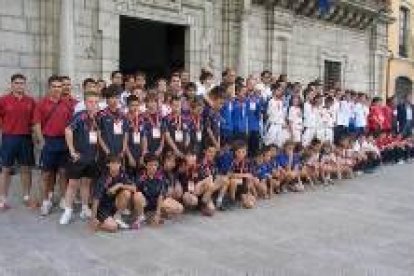 Los jóvenes futbolistas posaron ayer frente al Ayuntamiento