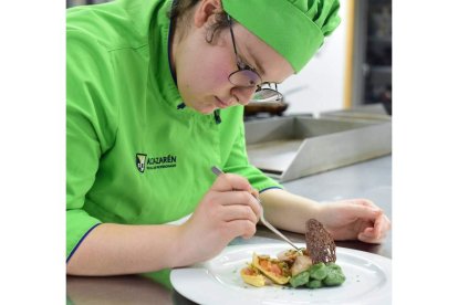 Beatriz Llamazares Fernández elaborando el plato que envió al concurso. DL