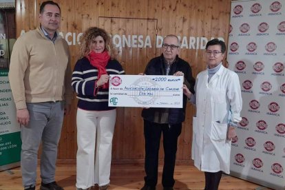 El Abanca Ademar entregó el cheque a la Asleca. DL