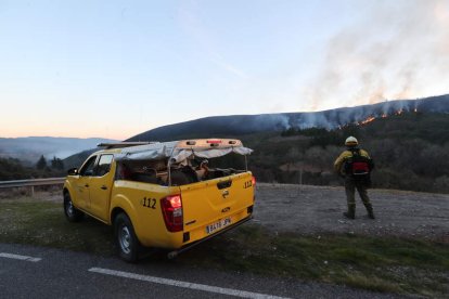 Personal forestal y del 112 en el incendio de Sésamo. L. DE LA MATA