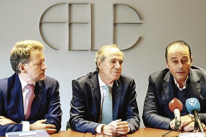 Enrique Suárez, Juan María Vallejo y Luis Miguel Seco, ayer en la rueda de prensa en la Fele. DL