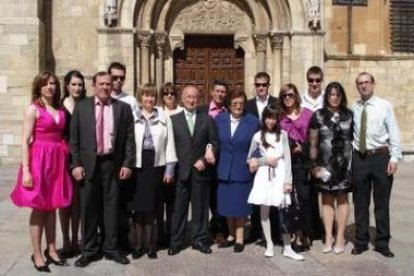 Los familiares del matrimonio Barragán Martínez, ante la Colegiata de San Isidoro