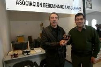 El alcalde, Antonio Canedo, brinda con el presidente de los apicultores, Santiago Arroyo