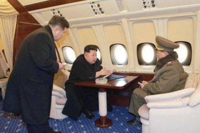 El dictador norcoreano, en el interior remodelado de su avión.