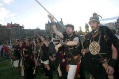 Un grupo de astures en actitud amenazante mostrando sus armas en una pasada edición de las fiestas