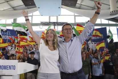 Feijóo con la presidenta de los populares en Extremadura, María Guardiola, ayer. JERO MORALES