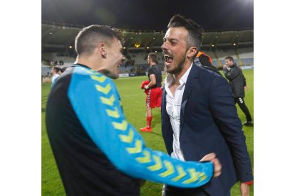 Gallar y De la Barrera celebran la victoria en la prórroga frente al Albacete en Copa del Rey. JESÚS F. SALVADORES