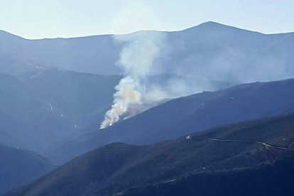 El incendio se inició a media tarde en varios puntos de esta ladera, entre Cabarcos y Cabeza de Campo. M. F.