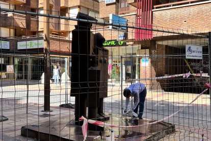 Trabajos de restauración y conservación de la escultura La Familia. AYUNTAMIENTO DE LEÓN