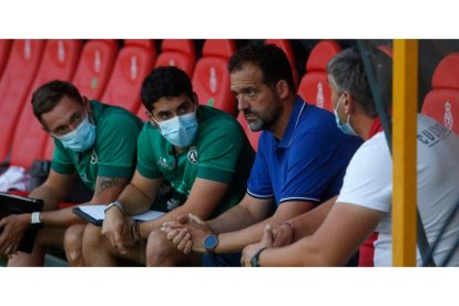 Ramón González en el banquillo del estadio Reino de León en el partido que la Cultural se midió con el Rayo Majadahonda. FERNANDO OTERO