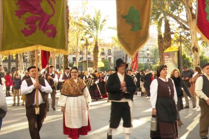 Pendones leoneses por las calles de Sevilla