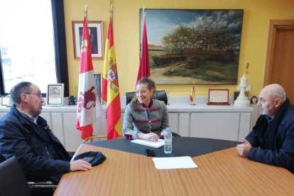 Ester Muñoz se reunió con José Luis Chamosa y Vicente Carvajal, representantes de la fundación respaldada por Sofcaple. DL