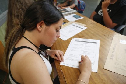 Alumnos haciendo la matrícula para la Universidad de León. F. Otero Perandones.