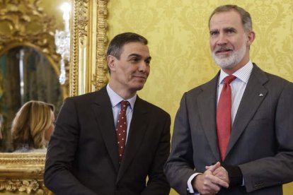 El presidente del Gobierno, Pedro Sánchez, junto al Rey, ayer en un acto del Instituto Cervantes. MARISCAL