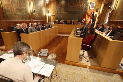 Imagen del pleno ordinario celebrado ayer en la Diputación de León. RAMIRO