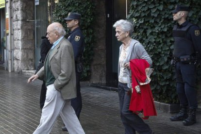 Jordi Pujol y Marta Ferrusola salen de su casa en Barcelona antes de la pandemia. QUIQUE GARCÍA