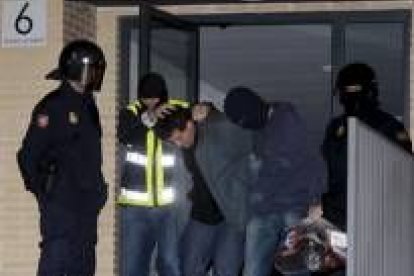 Efectivos de la Policía Nacional trasladan a un detenido en Navarra