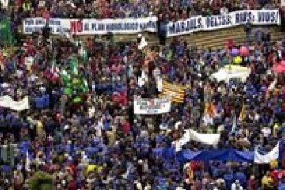 Miles de personas se manifestaron en Valencia en demanda de una nueva cultura del agua